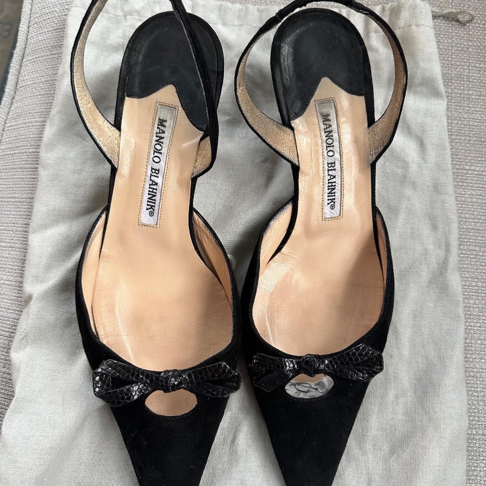 MANOLO BLAHNIK SUEDE KITTEN HEELS 38.5